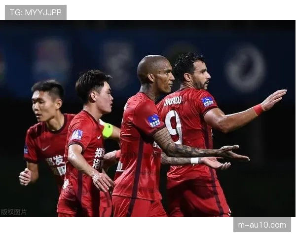 赛前热身，河南队外援与看台上远征球迷互动签名